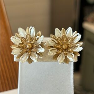 Sarah Coventry unsigned 1966 Water Lilly Gold and White Metal Floral Earrings